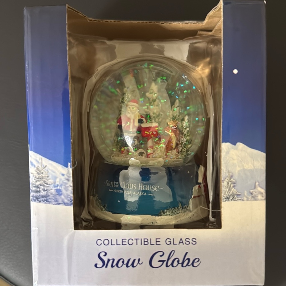 Santa Claus House Snow Globe